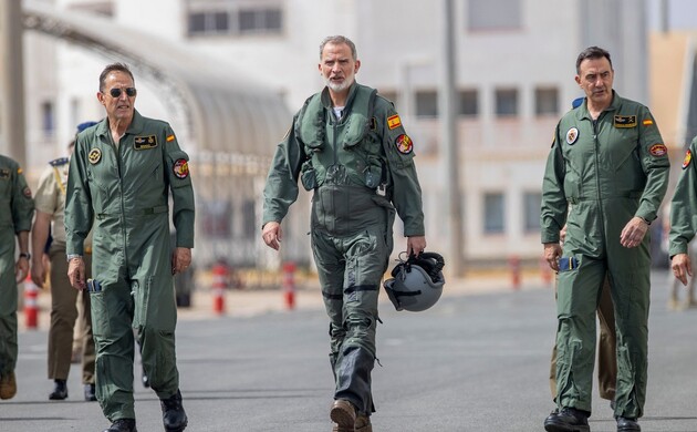 Su Majestad el Rey con el mono de vuelo en la Base Aérea de San Javier